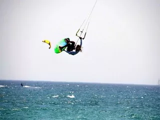 aprender kitesurf tarifa