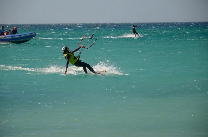 cursos kitesurf independiente tarifa